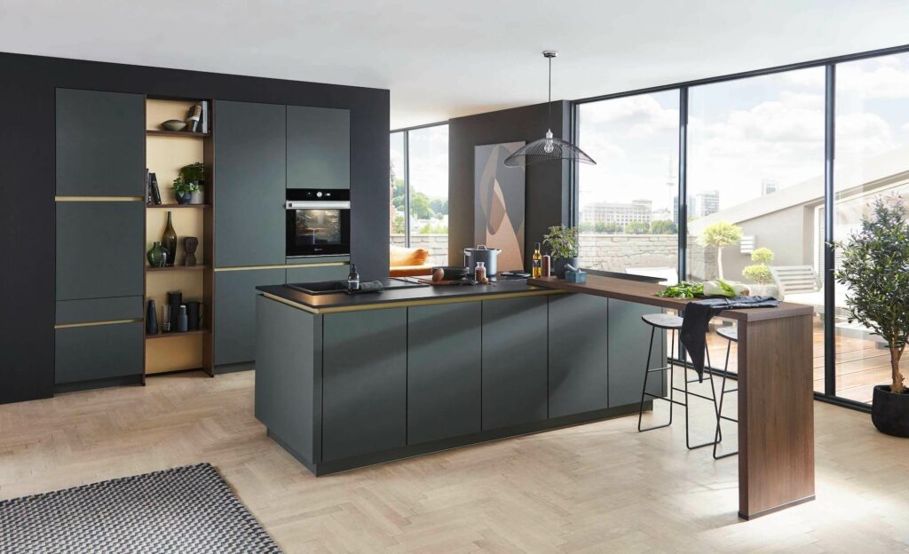 Nobilia Easytouch Designküche mit Kücheninsel dunkelgrün matt Farb- und Materialwahl in der Küche