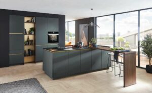 Nobilia Easytouch Designküche mit Kücheninsel dunkelgrün matt Farb- und Materialwahl in der Küche