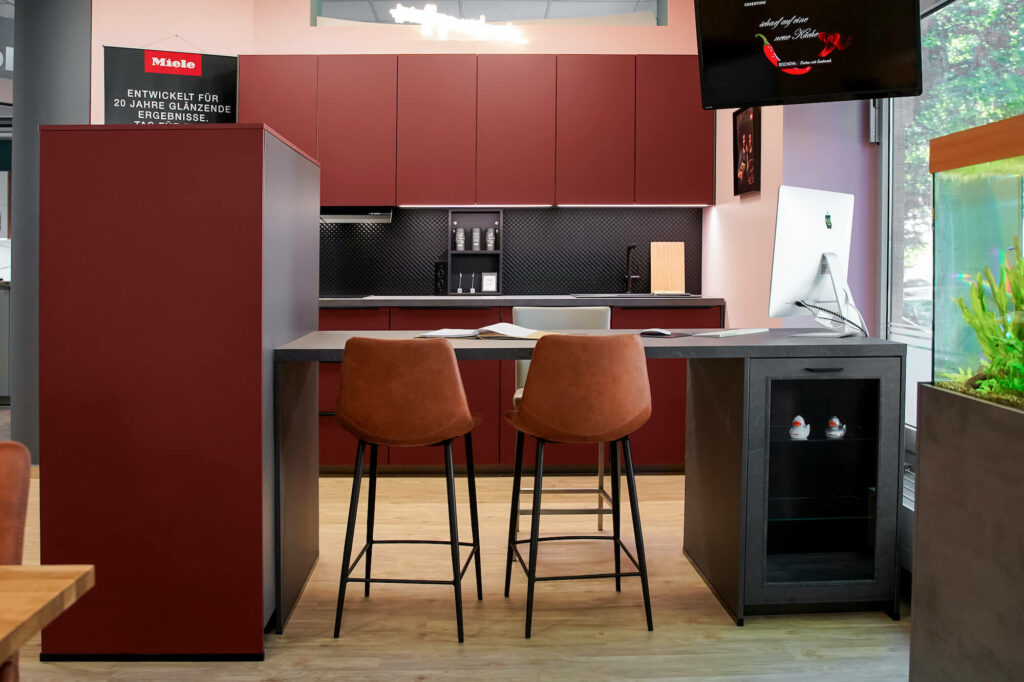 Nobilia moderne Küchenzeile rot mit Insel und Hochschrank