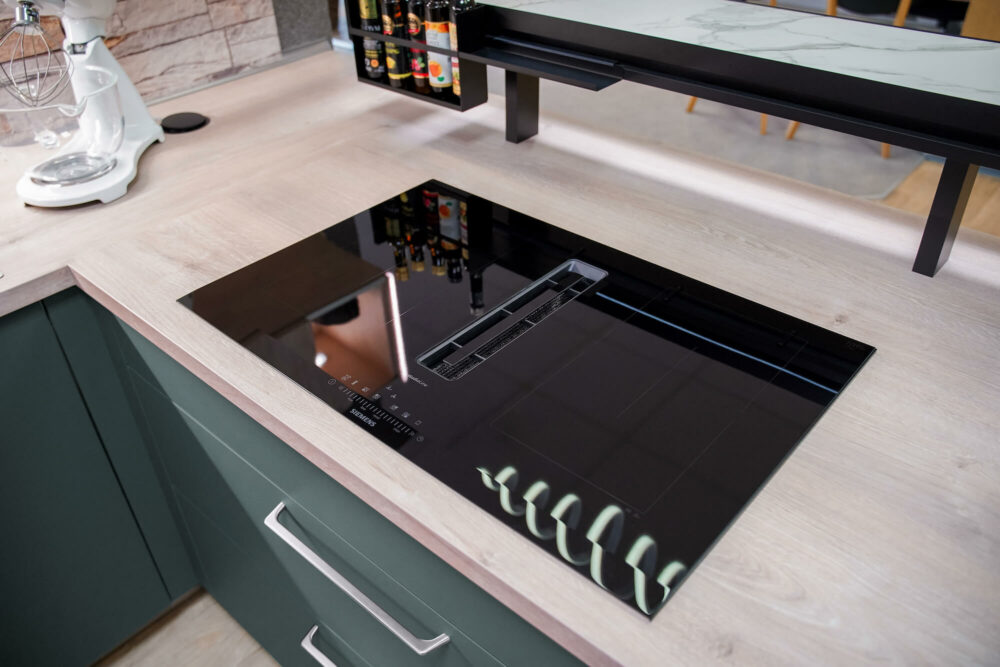 Nobilia moderne U-Küche mit Siemens Kochfeld und Kochfeldabzug