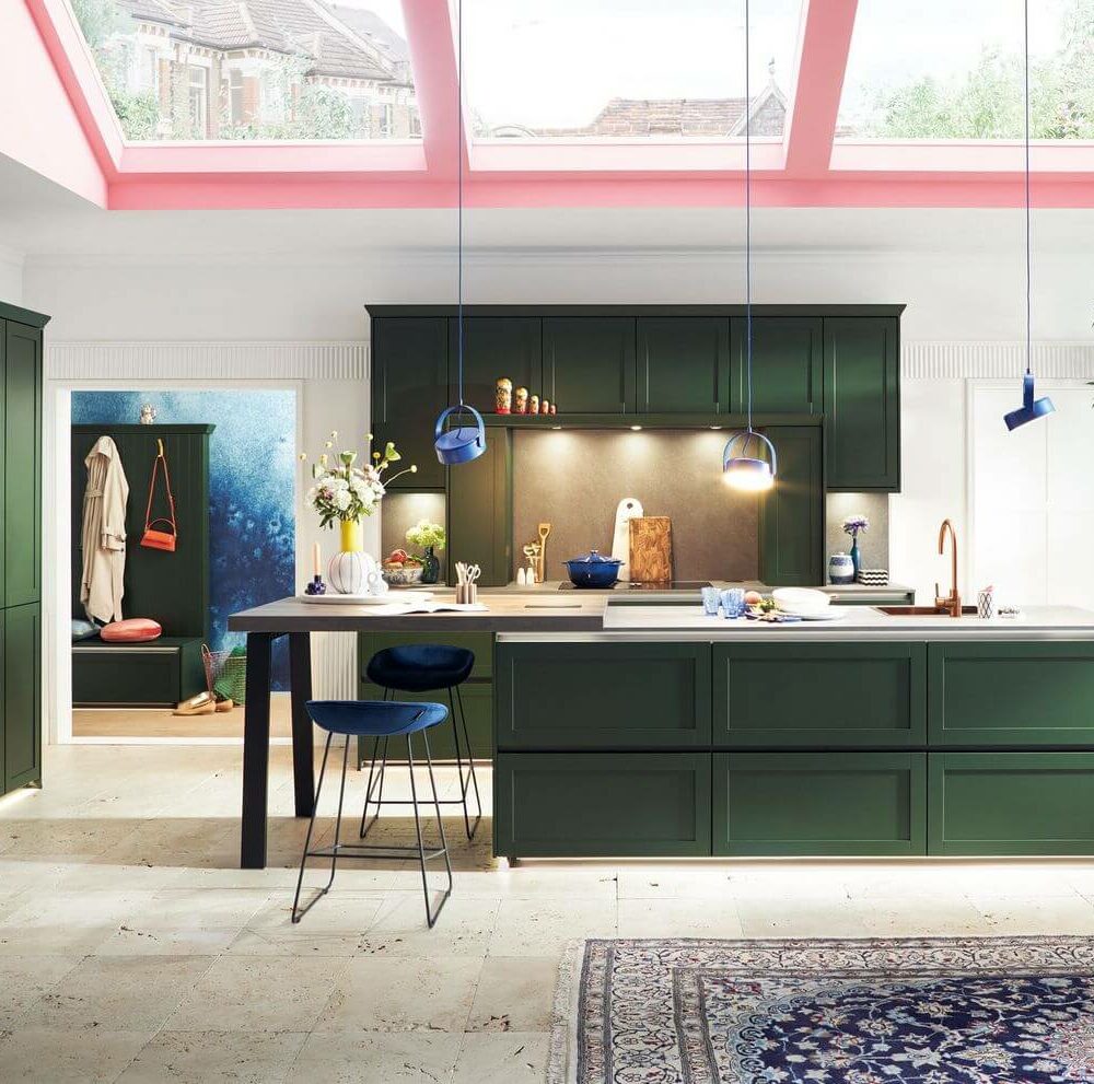 Schüller Design Landhausküche waldgrün mit Kücheninsel