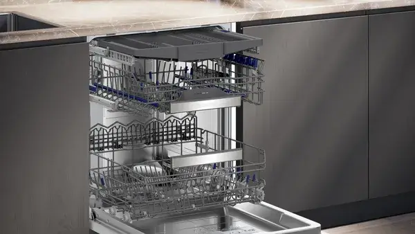 Siemens iQ700 GEschirrspüler offen seitlich