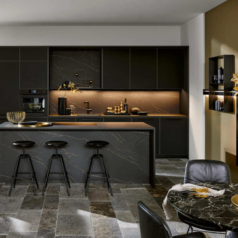Nolte Design Inselküche schwarz Messing Optik